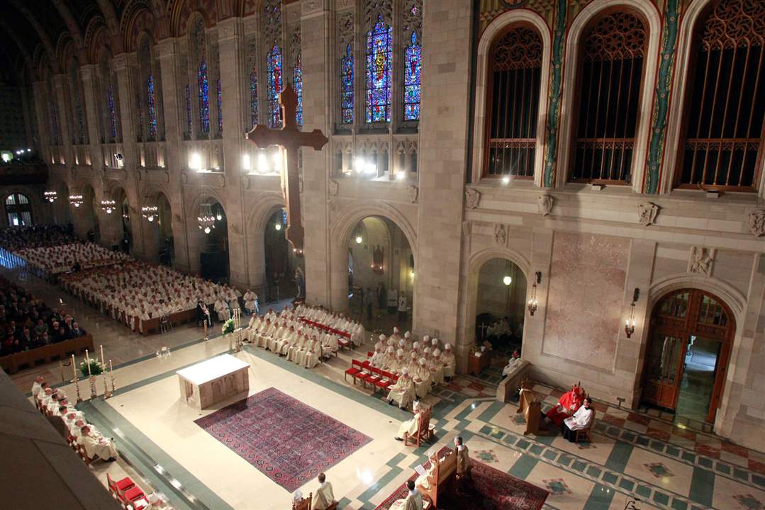 CTY-BIshop23A-scene-from-the-installation-ceremony-ednesday-Oct-22-2014-The-Blade-Justin-Wan