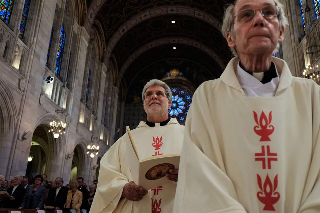 CTY-BIshop23Priests-stand-with-lay-people-for-the-re