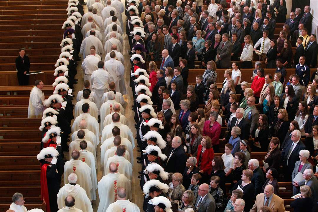 CTY-BIshop23The-crowd-stand-up-as-church-officials-enter