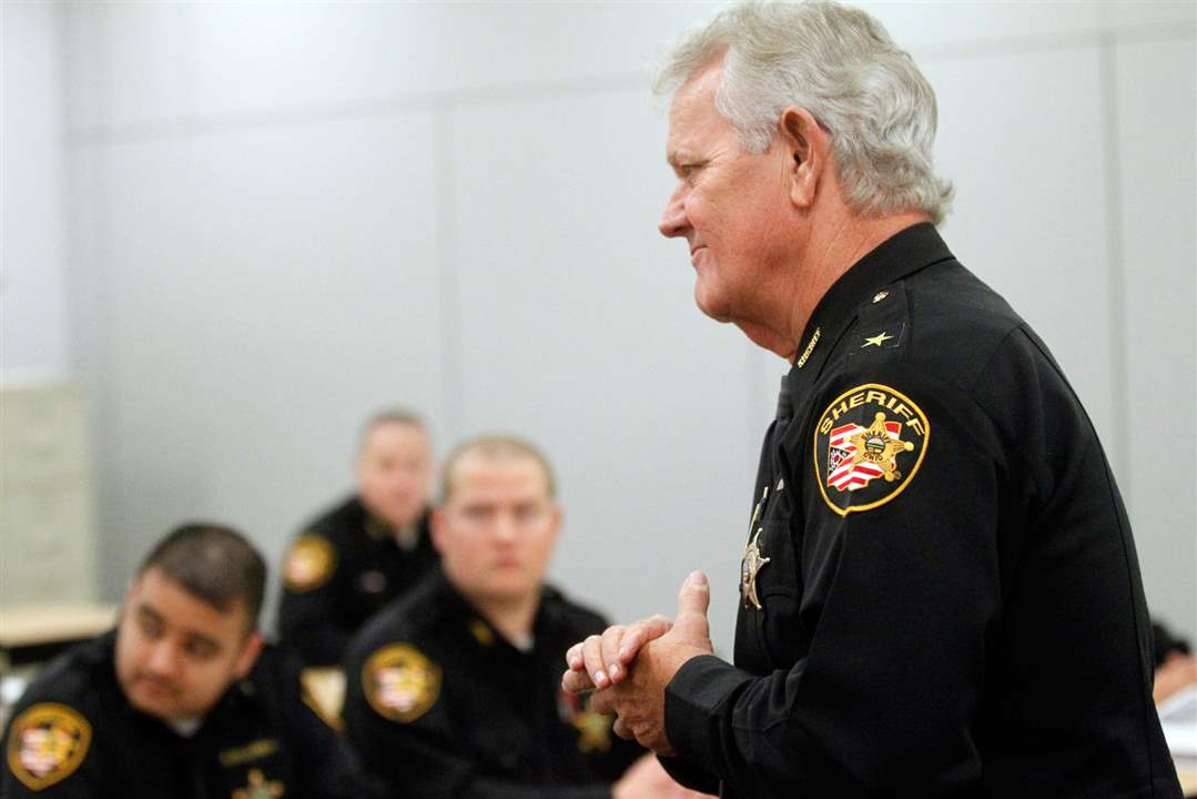 CTY-DEPUTIES23pLucas-County-Sheriff-John-Tharp-speaking-to-the-class