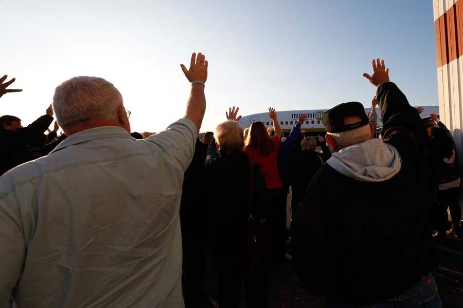CTY-honorflight30p-waving