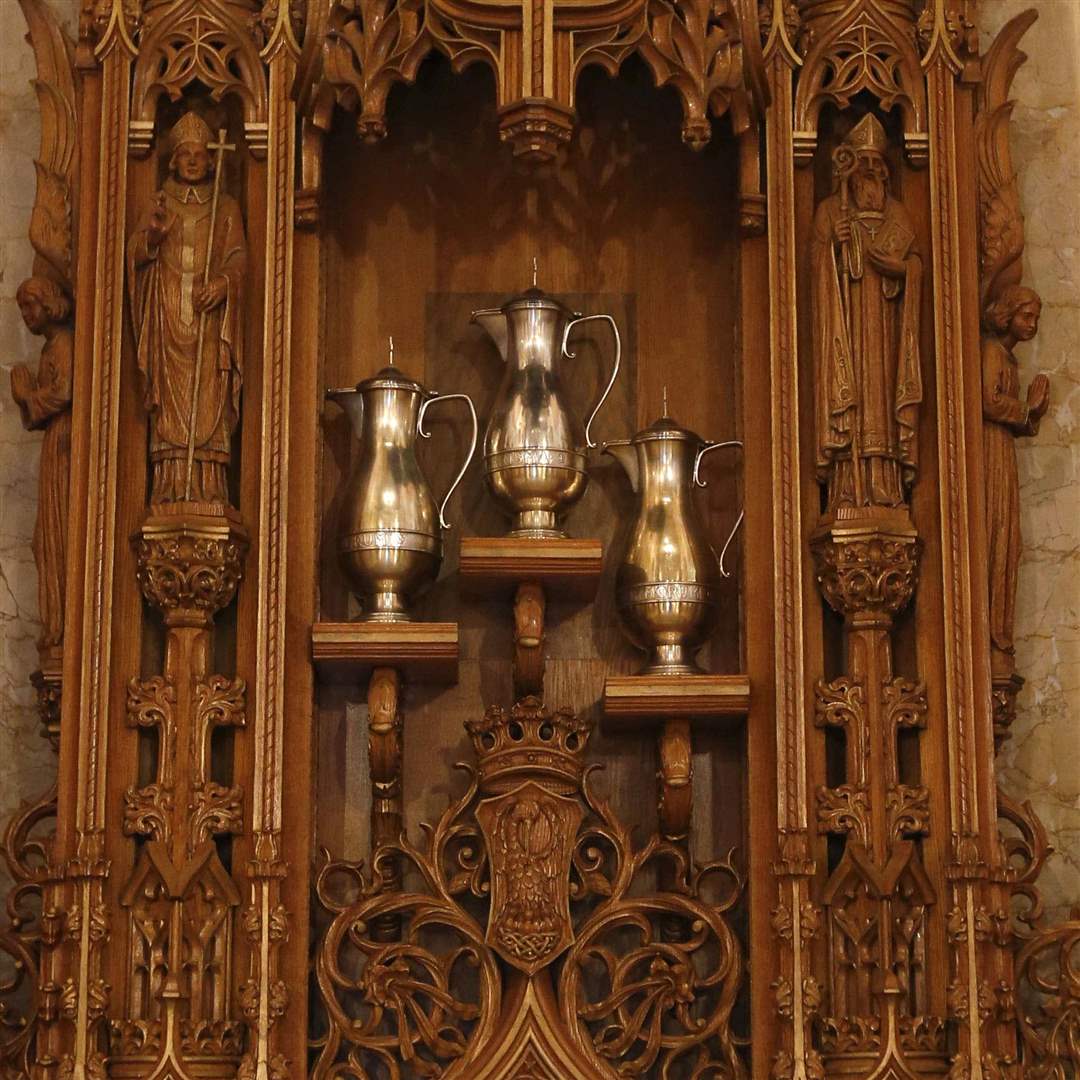 MAG-rosary24p-urns