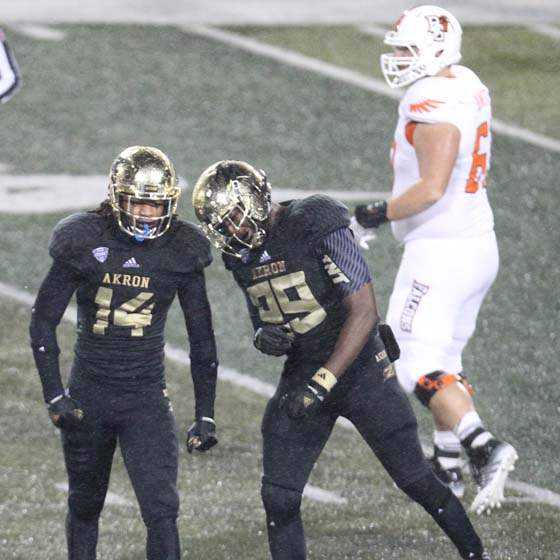 Zips-BG-04-jpg-LANE-AND-OKAFOR-ON-SACK-KANAPKE