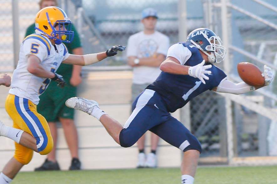 SPT-Lakefootball6p-bowen-parker-catch