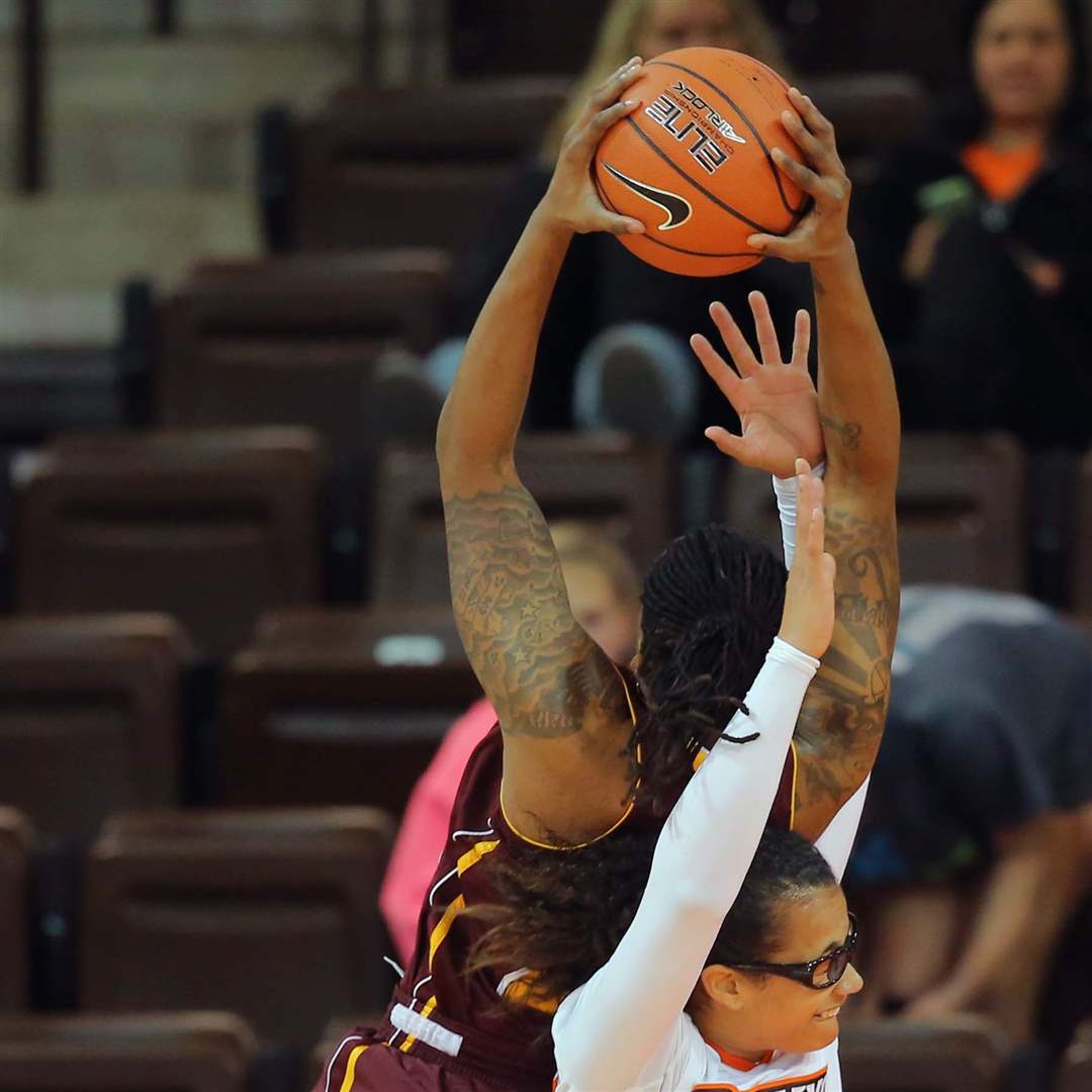 SPT-BGwhoops19p-Donovan-rebound