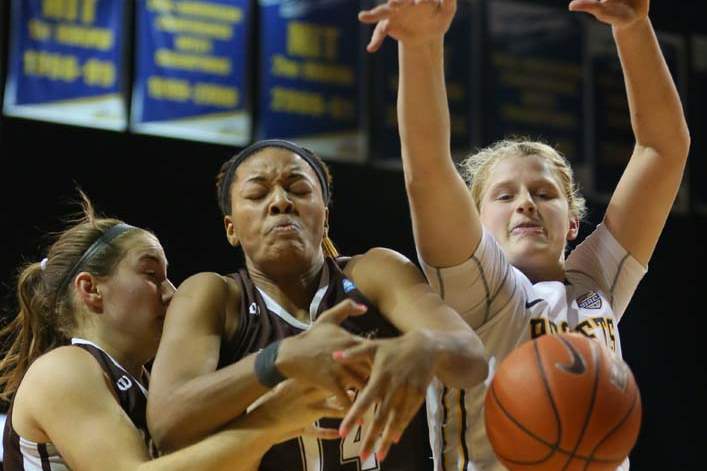 SPT-utbb21p-Toledo-s-Sophie-Reecher-43-battles-St-Bonaventure-forward-Gabby-Richmond-14