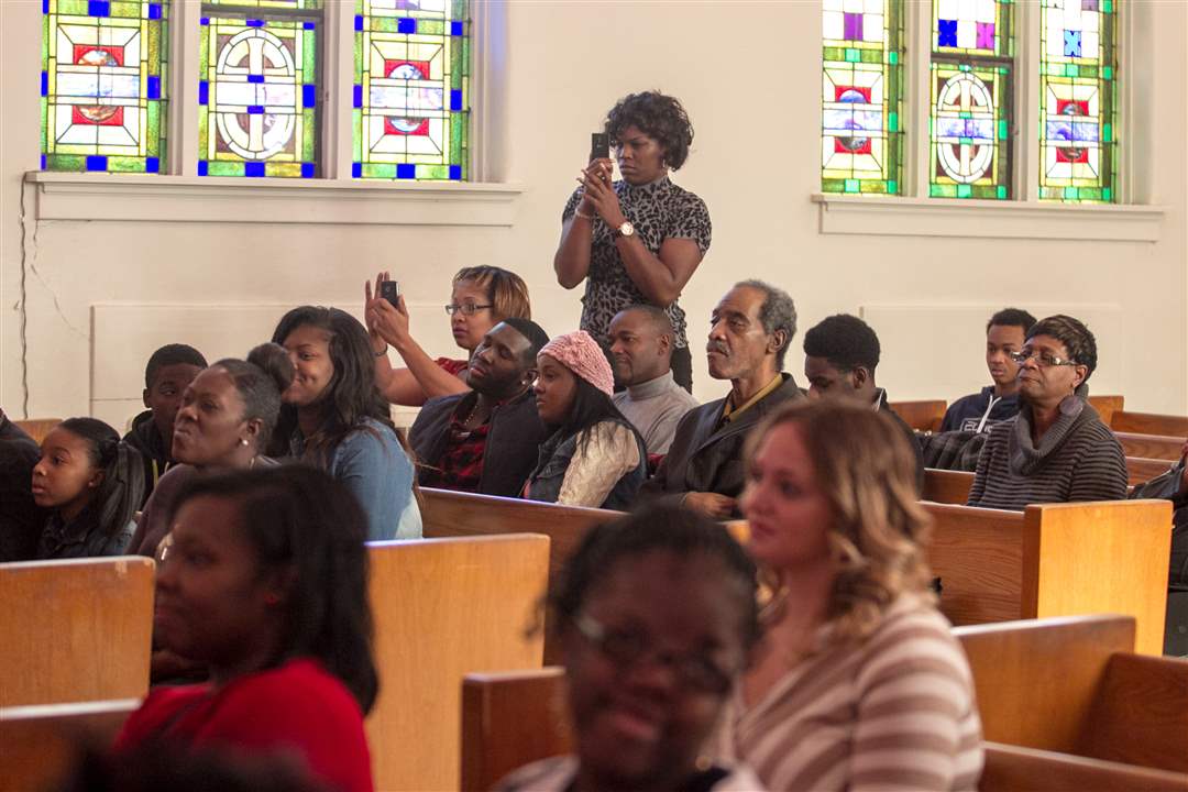 FEA-taylor02pChurchgoers-listen-as-Gloria-Taylor-performs