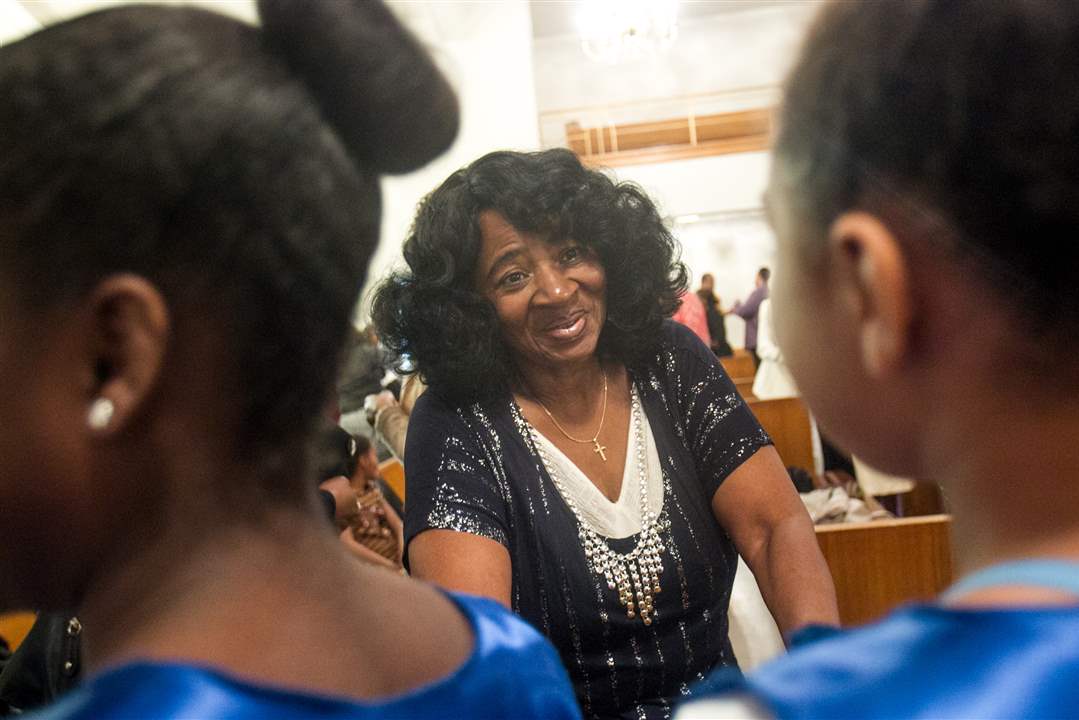 FEA-taylor02pGloria-Taylor-of-Toledo-greets-fellow-churchgoers-at-the-service