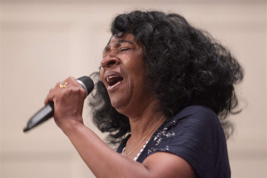 FEA-taylor02pGloria-Taylor-singing-at-the-service