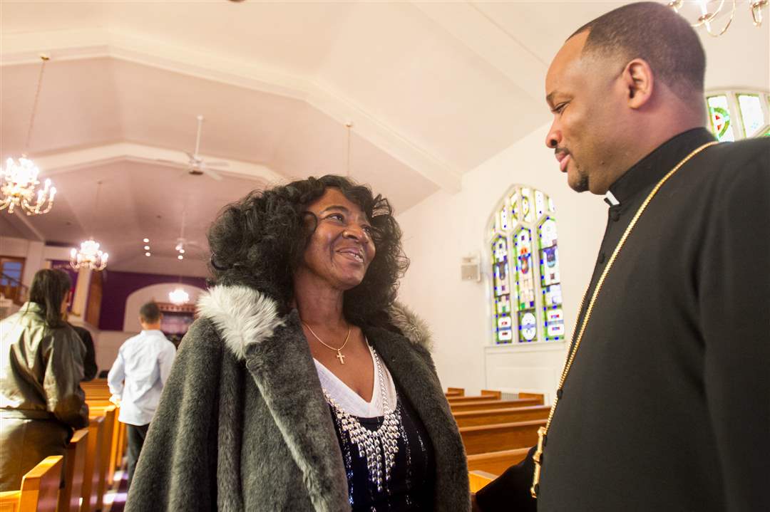 FEA-taylor02pGloria-Taylor-talks-with-Bishop-J