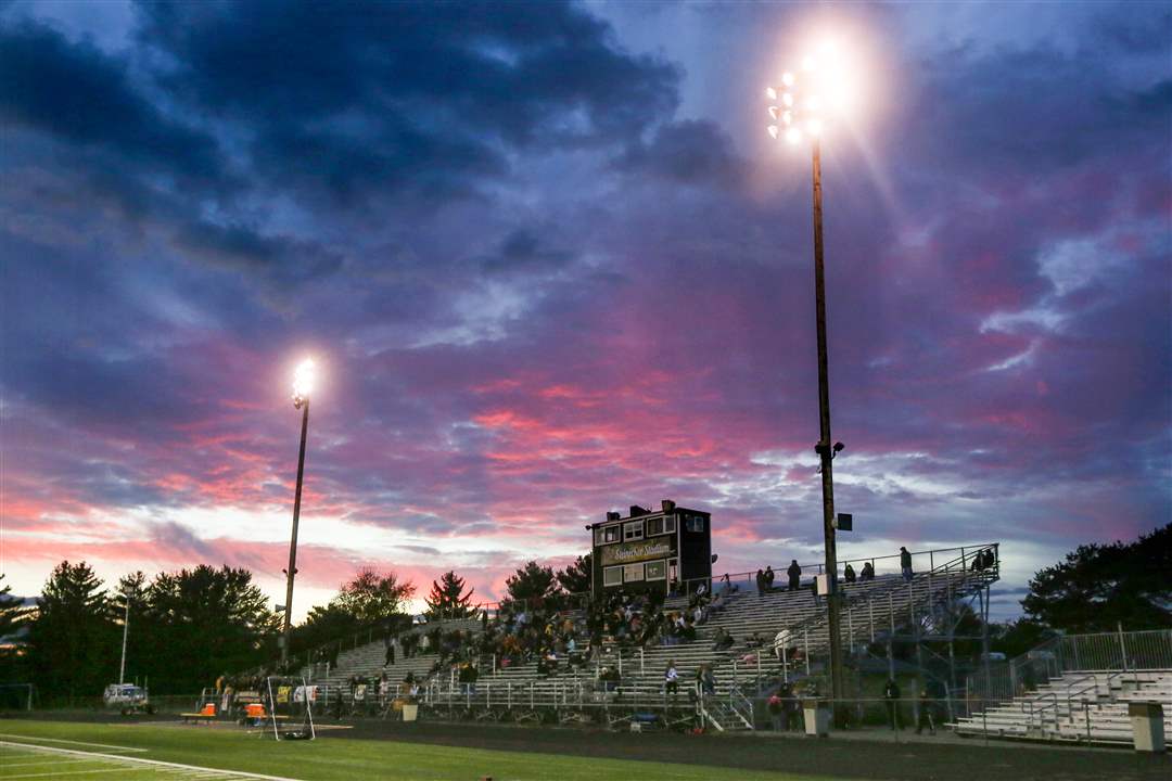 Perrysburg-Pregame08pThe-sun-set-behind-Steinecker-Stad