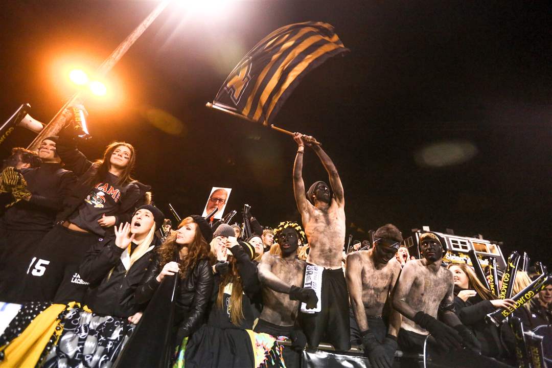 Perrysburgfball08pPerrysburg-s-flag-is-sw