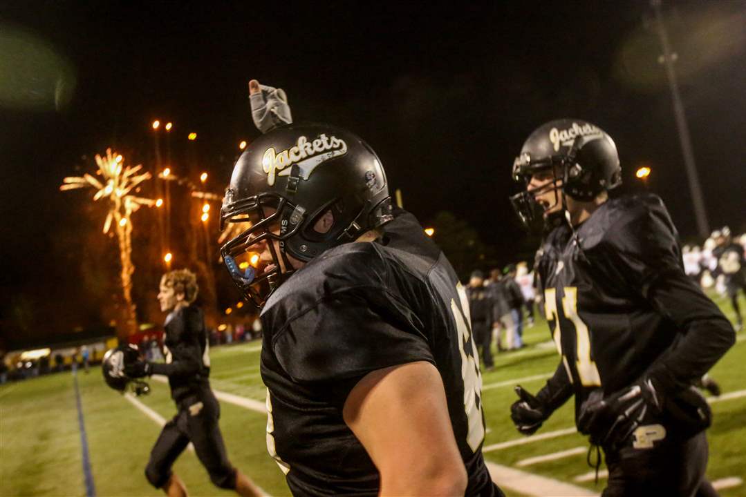 Perrysburgfball08pPerrysburg-s-team-celebrates