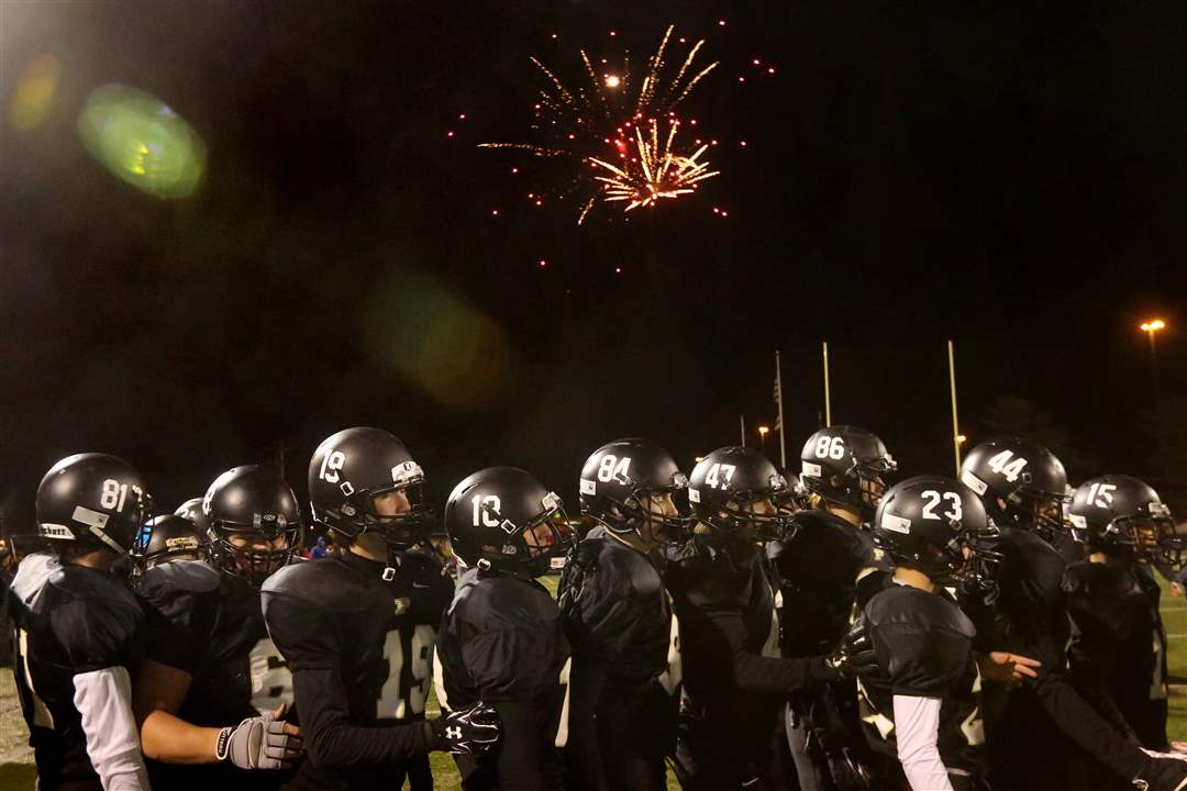 Perrysburgfball08pPerrysburg-s-team-lines-up-to-sha