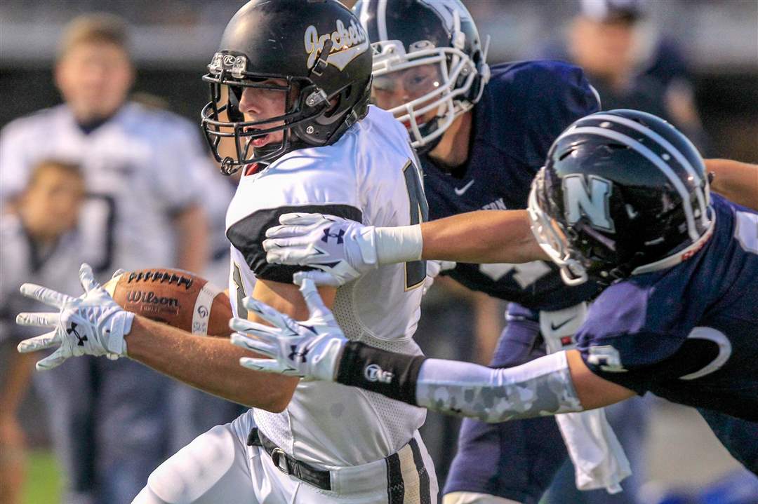 SPT-NLLfiitball27pPerrysburg-s-Cole-McClary-go