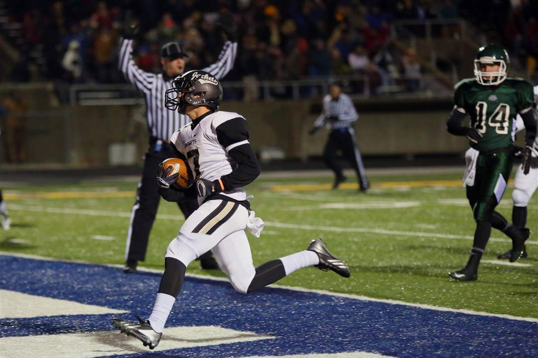 SPT-Perrysburgfball15pPerrysburg-WR-Quinn-Thomas-7-scores-a-touchdown