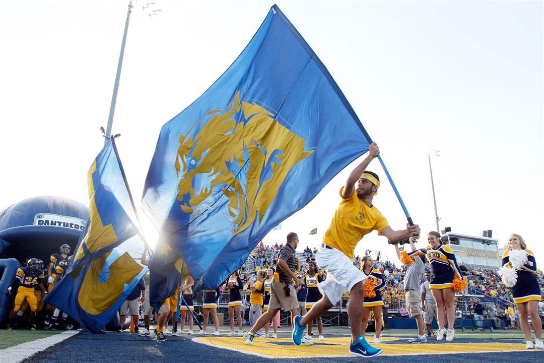 SPT-WhitmerPBurg30pWhitmer-takes-the-field-against-Perrysburg