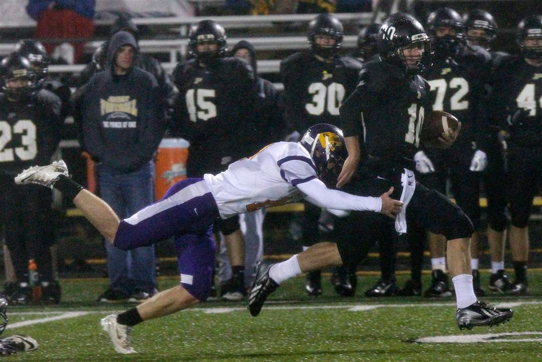 perrysburg01pPerrysburg-s-senior-quarterback-Gu