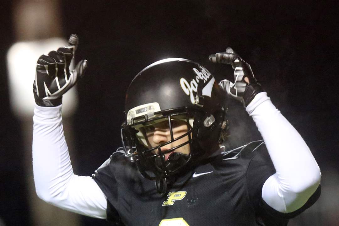 Perrysburgfball08pPerrysburg-s-senior-Seth-D