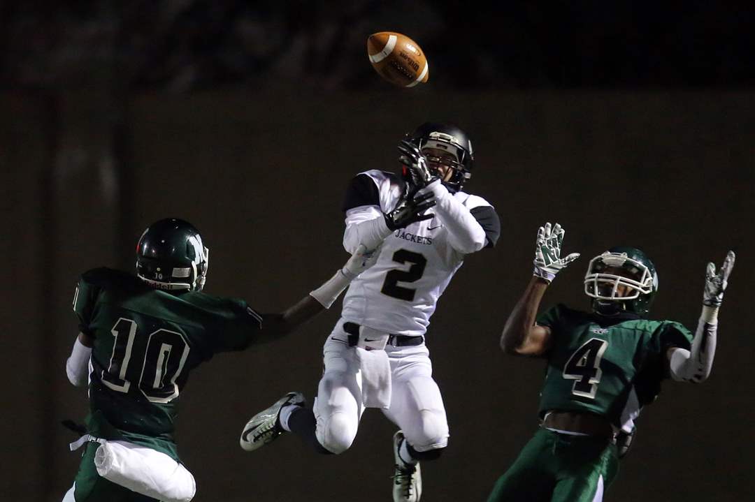 SPT-Perrysburgfball15pSeth-Durham-2-breaks-up-a-pa