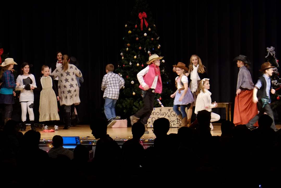 Webpbg-singing18-full-stage