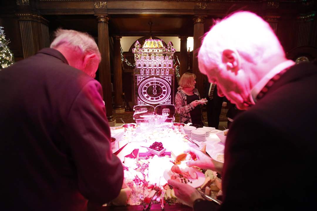 SOC-toledoclub31p-glass-sculpture