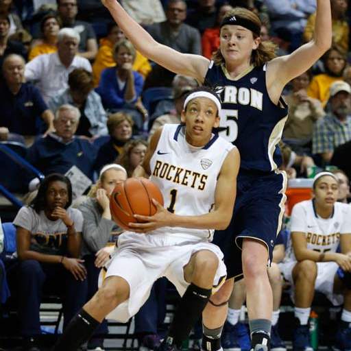 SPT-UTwbball15p-harris-drives-past-mcmahan