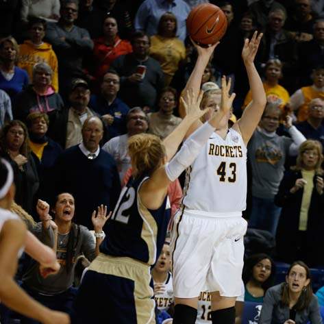 SPT-UTwbball15p-Reecher-shoots