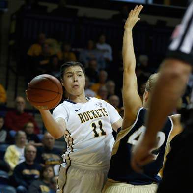 SPT-UTwbball15p-bravo-harriott-pass