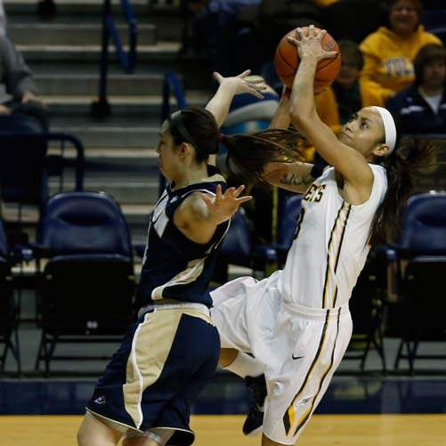 SPT-UTwbball15p-zanoguera-shoots