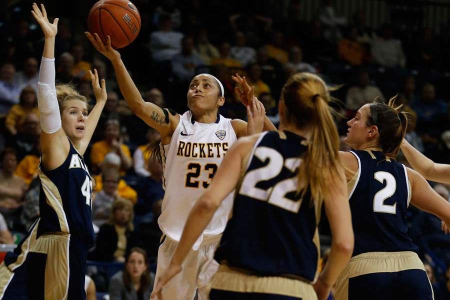 SPT-UTwbball15p-Zanoguera-shoots-1