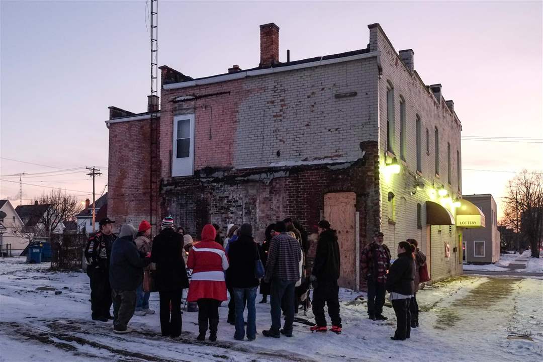 CTY-VIGIL27p-crowd-Magnolia-Street