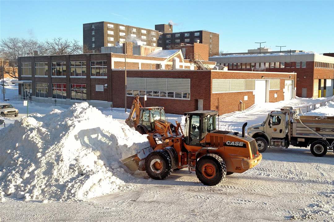 CTY-snow02p-heavy-equipment