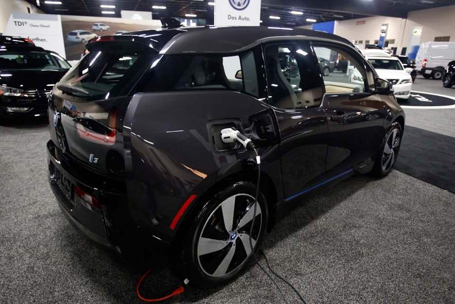 BIZ-AutoShow06p-BMW-i3-charging