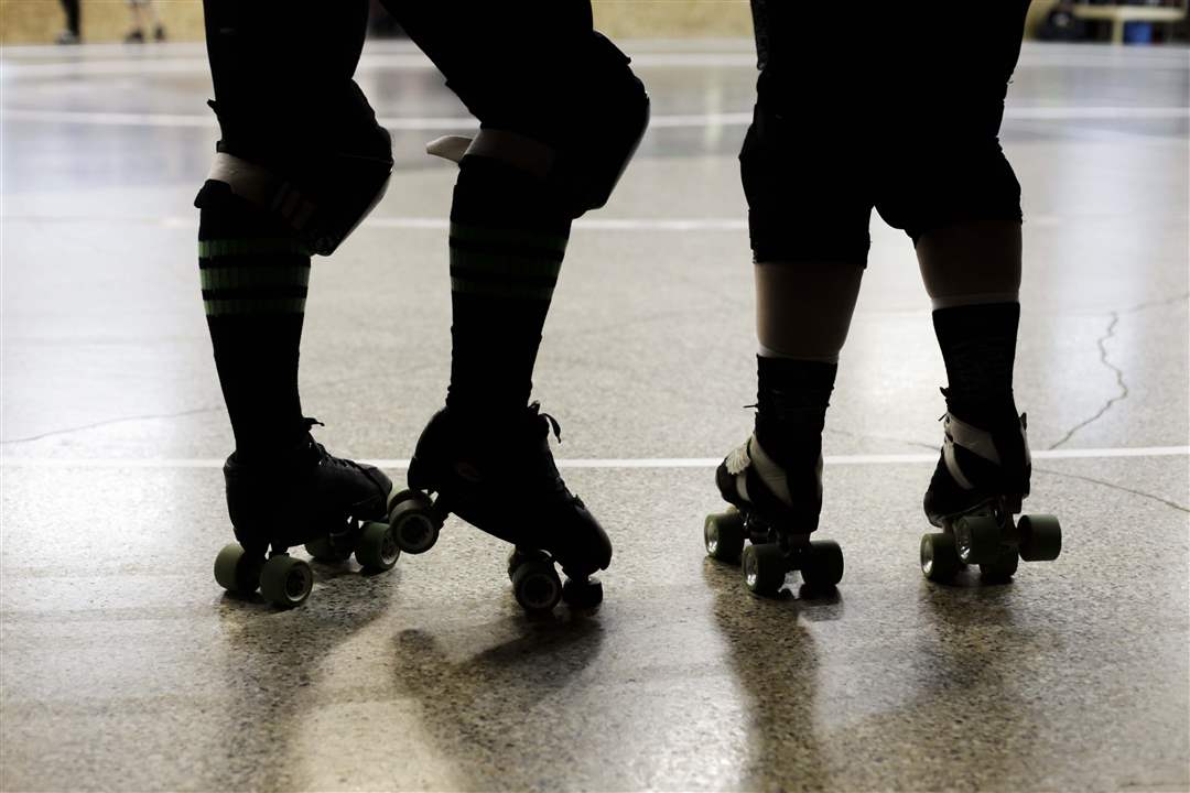 MAG-ROLLERDERBY-skates