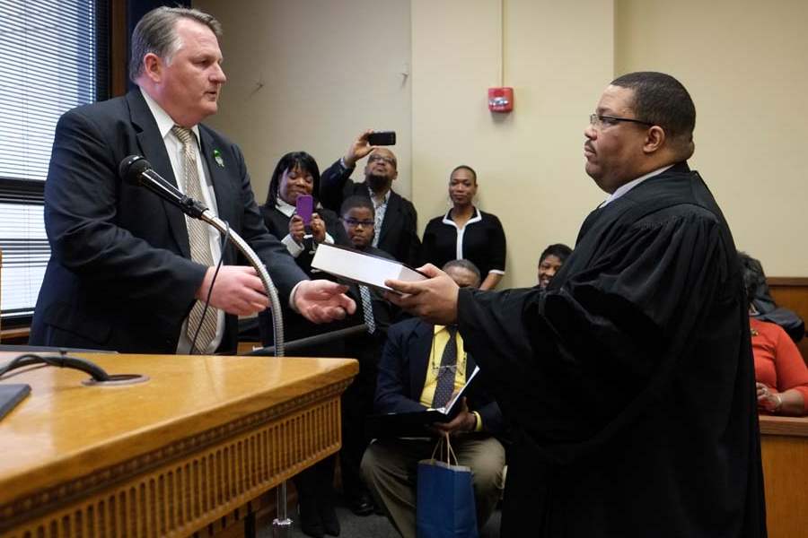 CTY-english09p-syring-gavel-english