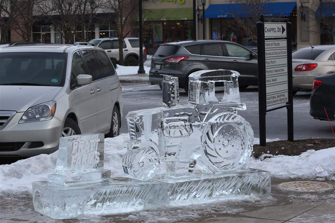 WebPbgWINTERFEST20-ice-sculpture