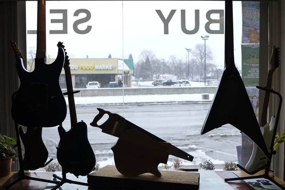 FEA-guitars21p-Art-Alvarado-s-custom-guitar-shop