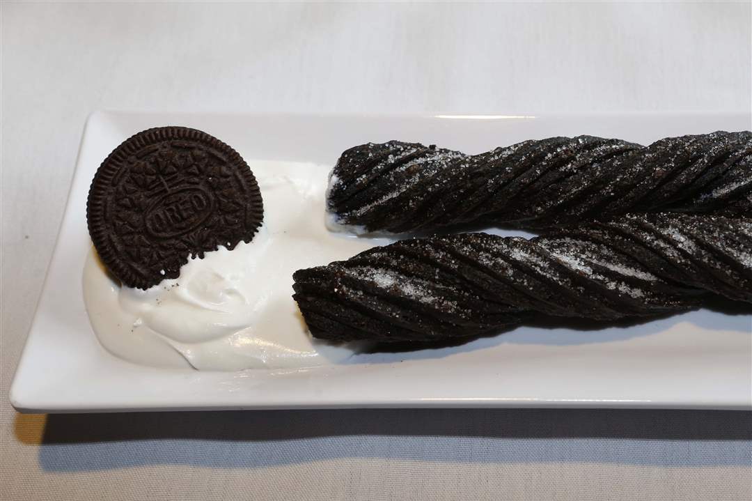 SPT-FUD-hensfood3p-Oreo-Churro-with-Oreo-cream