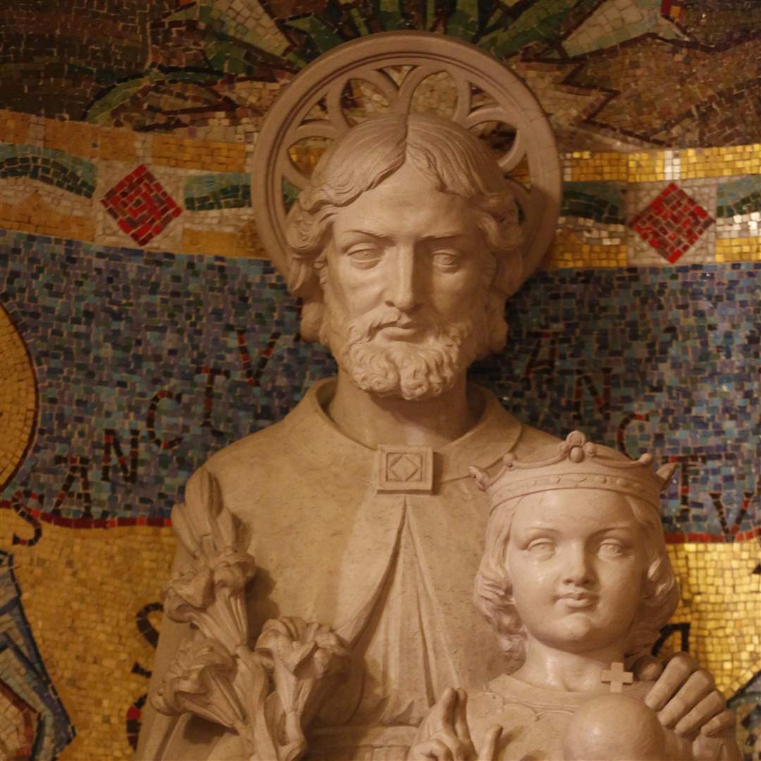 MAG-magazine05-A-statue-with-lilies