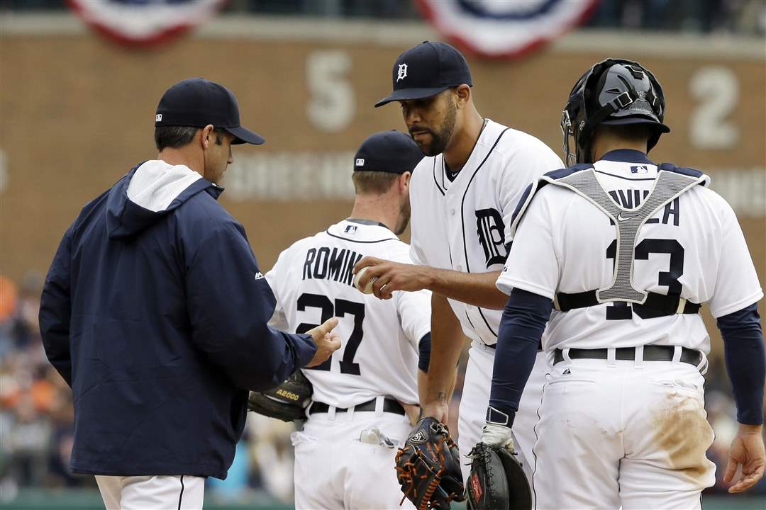 Twins-Tigers-Baseball-handoff