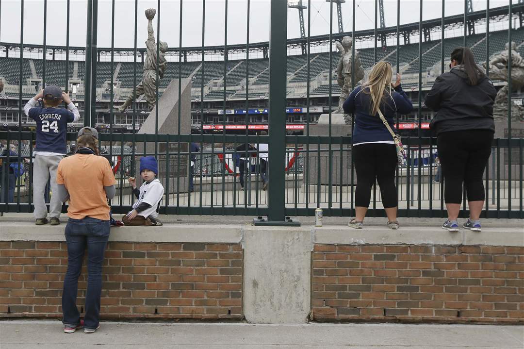Twins-Tigers-Baseball-fans