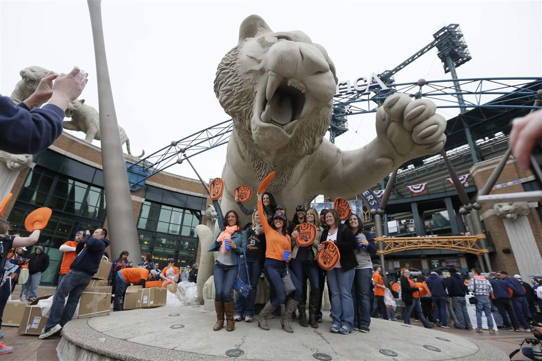 Twins-Tigers-Baseball-tiger-statue