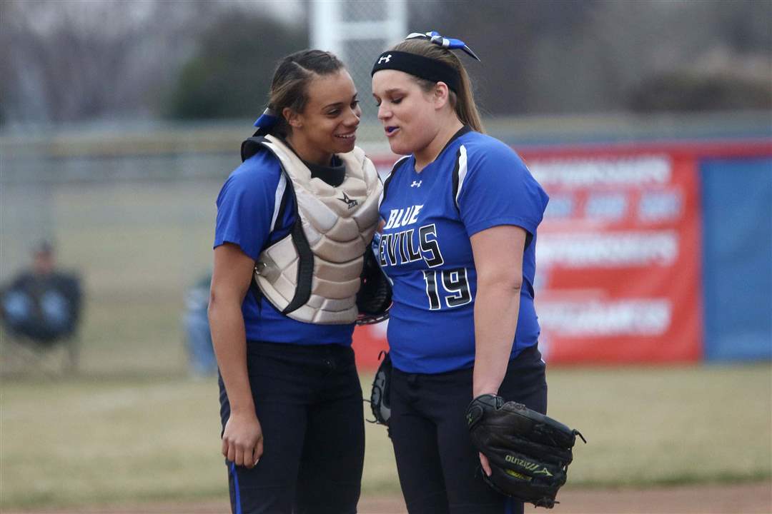 Springfieldsoftball09p-Springfield-s-catcher-Kierra-Hague