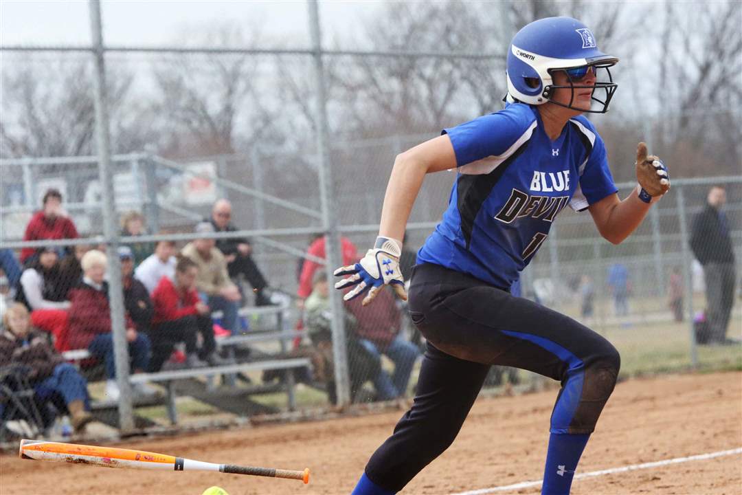 Springfieldsoftball09p-bunt