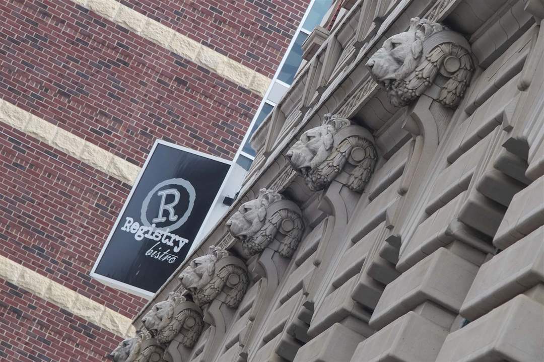 MAG-Gargoyles-lions-on-Jefferson