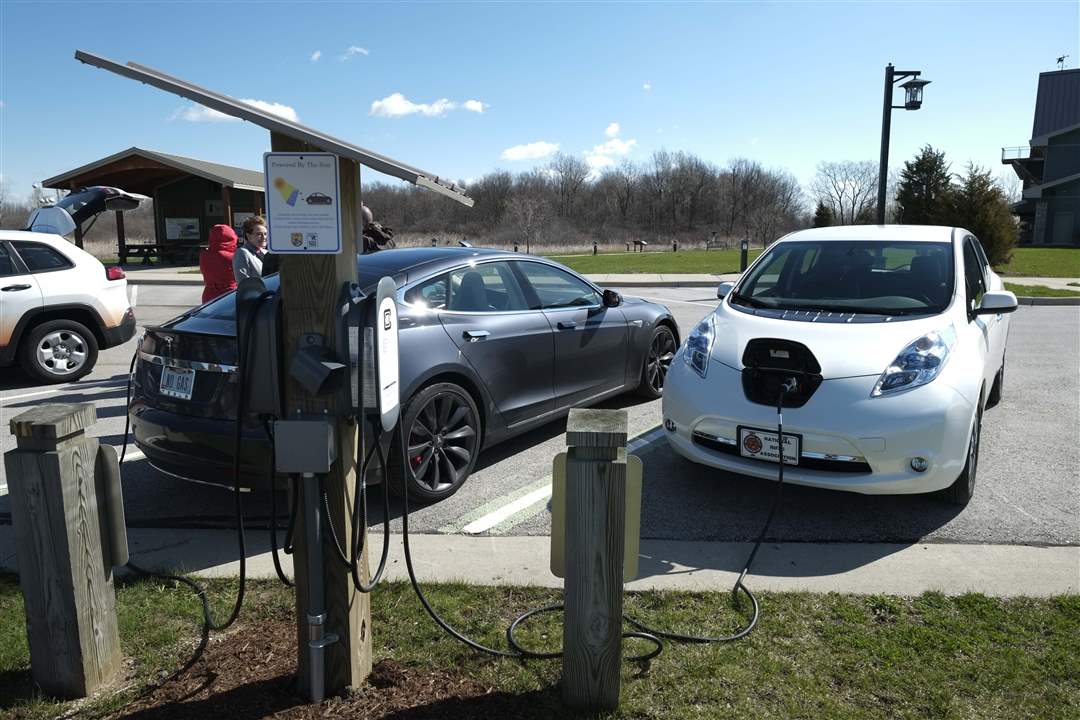 CTY-electric-car22p-Tesla-and-Nissan-Leaf