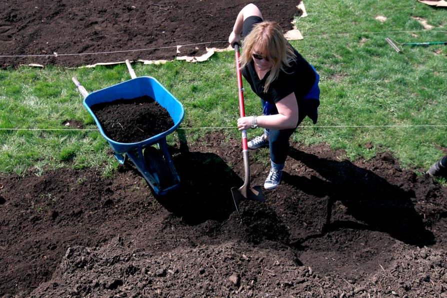 FEA-zepfgarden18p-Kristin-Bruce