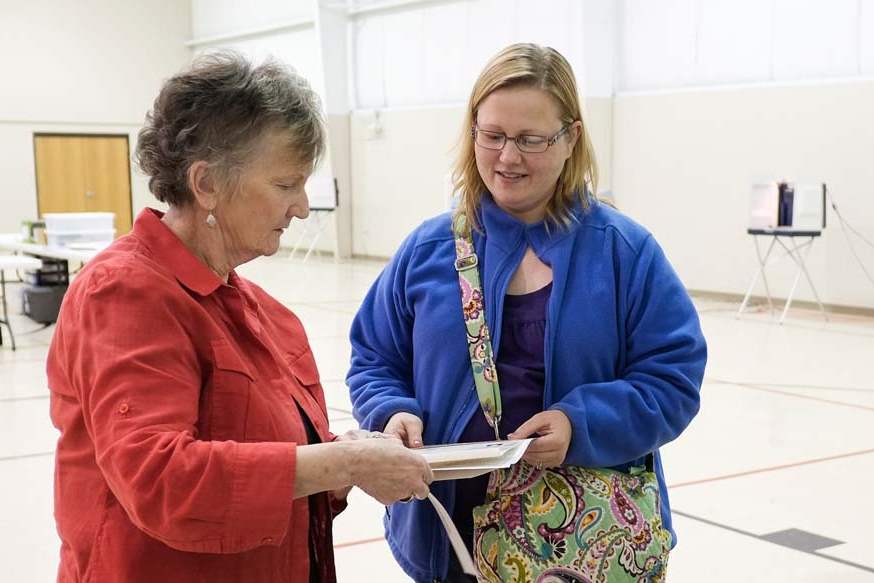 CTY-michiganvotes05p-Linda-Perry-helps-Kim-Spilak