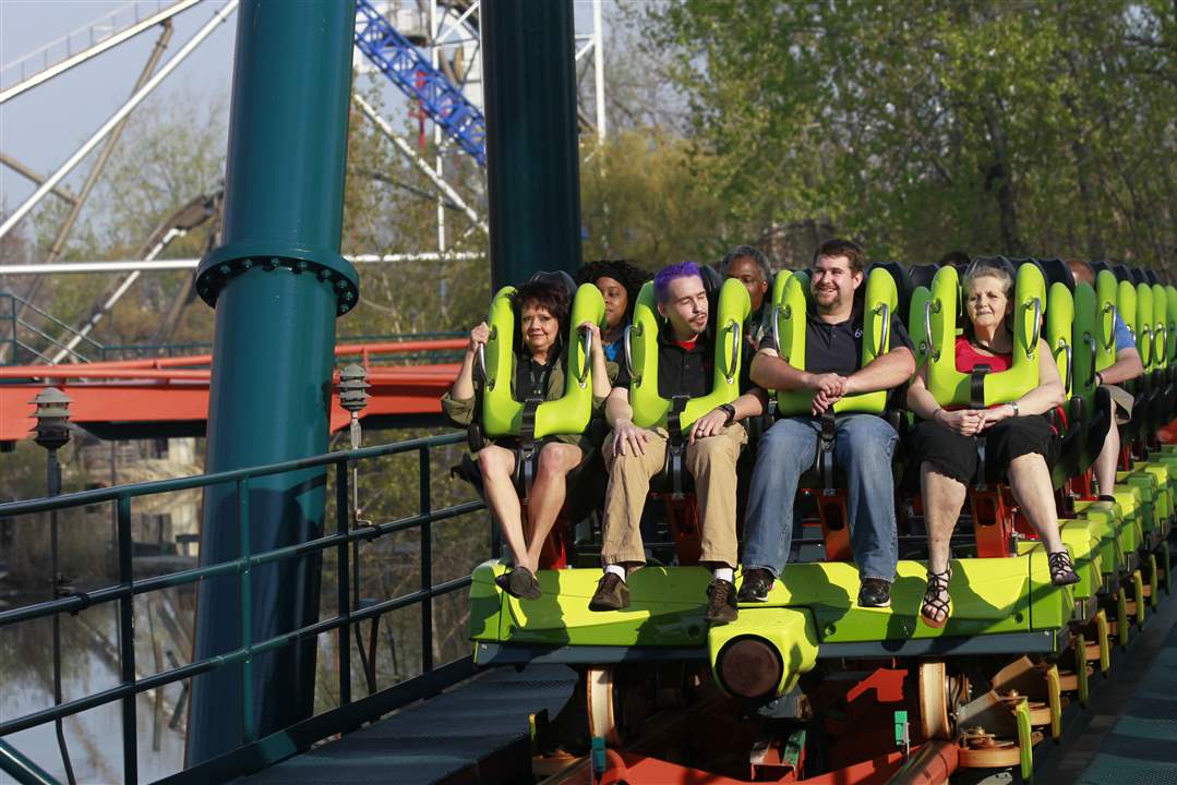 BIZ-POINT09p-train-into-station